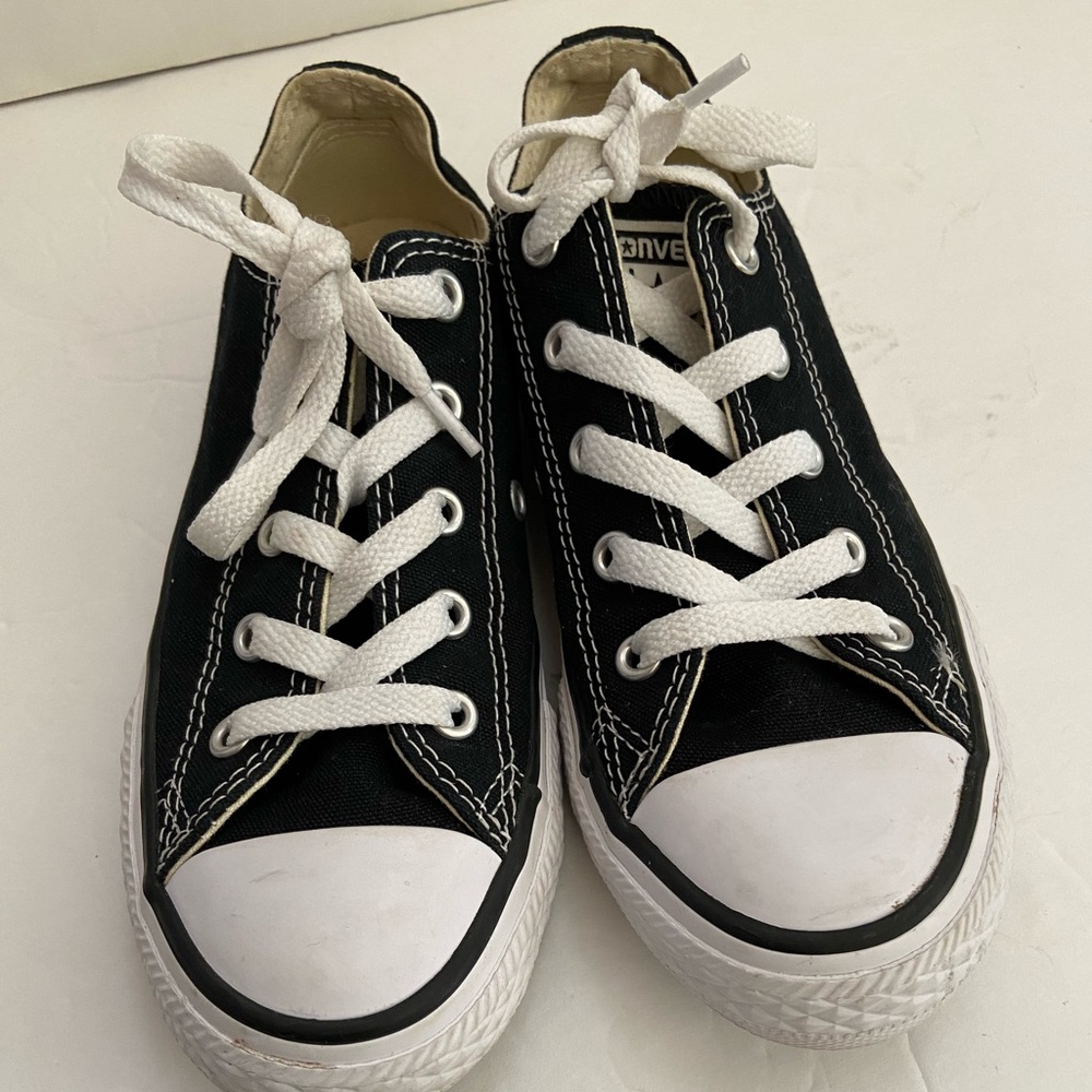 Converse Chuck Taylor Low Black , Size 1.5 US Kid